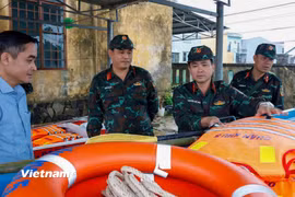 Sáng 7/10, Đại tá Nguyễn Thế Vinh (thứ 3 từ trái sang), Chỉ huy trưởng Bộ Chỉ huy quân sự thành phố Đà Nẵng kiểm tra công tác sẵn sàng cứu hộ, cứu nạn trong mưa lũ. (Ảnh: PV/Vietnam+)