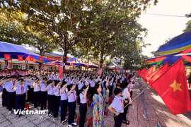 Không khí chào cờ trang nghiêm tại buổi lễ khai giảng năm học với của Trường Trung học cơ sở Phạm Văn Đồng, xã Bà Nà, thành phố Đà Nẵng. (Ảnh: Thanh Phong/Vietnam+)