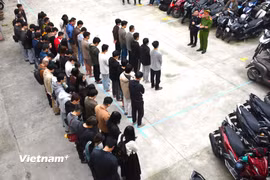Công an đọc lệnh khởi tố một số đối tượng trong đường dây "núp bóng" công ty công nghệ để vi phạm pháp luật. (Ảnh: Công an Đà Nẵng)
