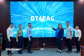 Các đại biểu ấn nút ra mắt 2 ứng dụng quản lý nhà công sản (PBMS) cấp thành phố và ứng dụng quản lý không gian tích hợp (SIMP) cấp phường. (Ảnh: Thanh Phong/Vietnam+)