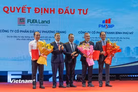 Trao quyết định đầu tư cho các nhà đầu tư Khu thương mại tự do Đà Nẵng. (Ảnh: Thanh Phong/Vietnam+)