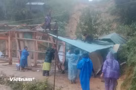 Di dời khẩn cấp tài sản và hộ dân tại Trà My. (Ảnh: Ban Chỉ huy Phòng thủ khu vực 3 – Trà My)