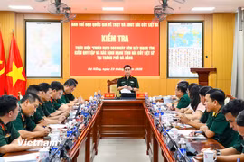 Đoàn công tác Ban Chỉ đạo Quốc gia về tìm kiếm hài cốt liệt sĩ đã kiểm tra thực tế "Chiến dịch 500 ngày đêm" tại thành phố Đà Nẵng. (Ảnh: PV/Vietnam+)