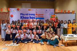 Triển lãm "Phụ nữa trong khoa học" thu hút đông đảo học sinh, sinh viên Đà Nẵng tham gia. (Ảnh: Thanh Phong/Vietnam+)