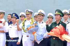 Tàu huấn luyện ROKS Hansando của Hải quân Hàn Quốc do Chuẩn Đô đốc Hong Sang Yong (hàng trước - người thứ 3 từ trái qua) làm Trưởng đoàn thăm xã giao thành phố Đà Nẵng. (Ảnh: Thanh Phong/Vietnam+)
