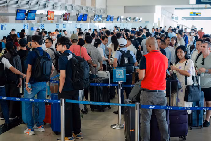Hành khách làm thủ tục chuyến bay tại Cảng Hàng không quốc tế Nội Bài. (Ảnh: Phan Công/Vietnam+)