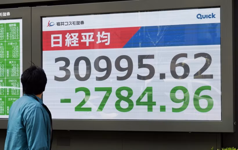Bảng điện tử hiển thị chỉ số Nikkei 225 tại thủ đô Tokyo (Nhật Bản). (Ảnh: Kyodo/TTXVN)