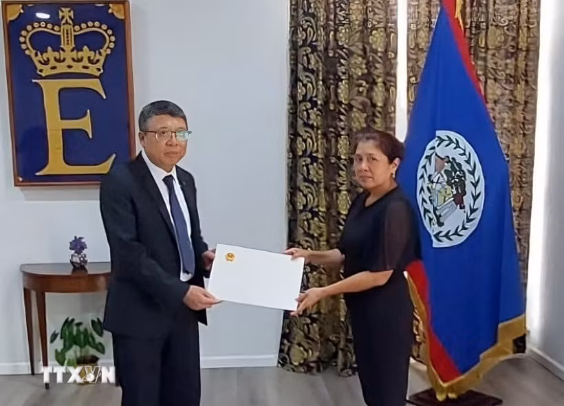 Đại sứ Việt Nam tại Mexico kiêm nhiệm Belize Nguyễn Văn Hải trình Thư ủy nhiệm của Chủ tịch nước Lương Cường lên Toàn quyền Belize Dame Froyla Tzalam. (Ảnh: TTXVN phát)