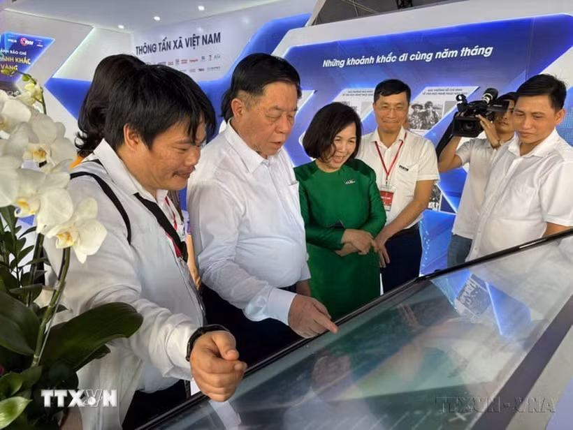 Bắt nhịp xu hướng phát triển của báo chí truyền thông số, Thông tấn xã Việt Nam giới thiệu Triển lãm không gian ảo tới khách tham quan tại Hội Báo toàn quốc năm 2024. (Ảnh: TTXVN)