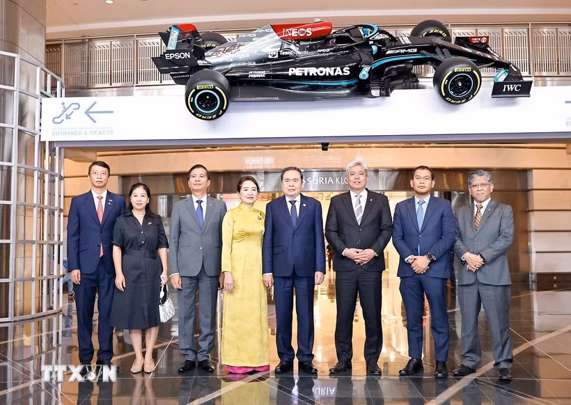 Chủ tịch Quốc hội Trần Thanh Mẫn và Phu nhân với lãnh đạo Tập đoàn Petronas. (Ảnh: Doãn Tấn/TTXVN)
