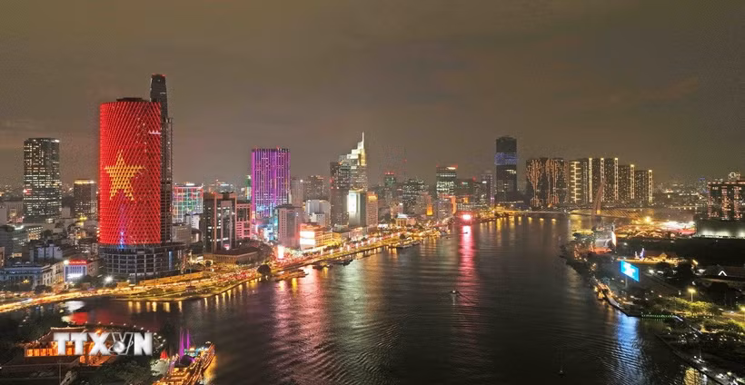 Thành phố Hồ Chí Minh - trung tâm kinh tế, văn hóa, du lịch đầu tàu của cả nước rực sáng trong đêm. (Ảnh: Vũ Sinh/TTXVN)