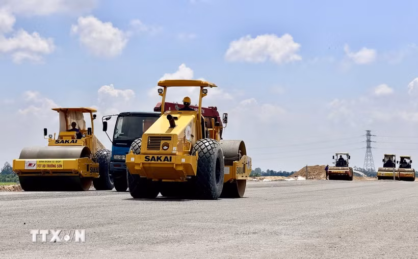 Máy móc trên công trường thi công Cao tốc Châu Đốc-Cần Thơ-Sóc Trăng. (Ảnh: Thanh Sang/TTXVN)