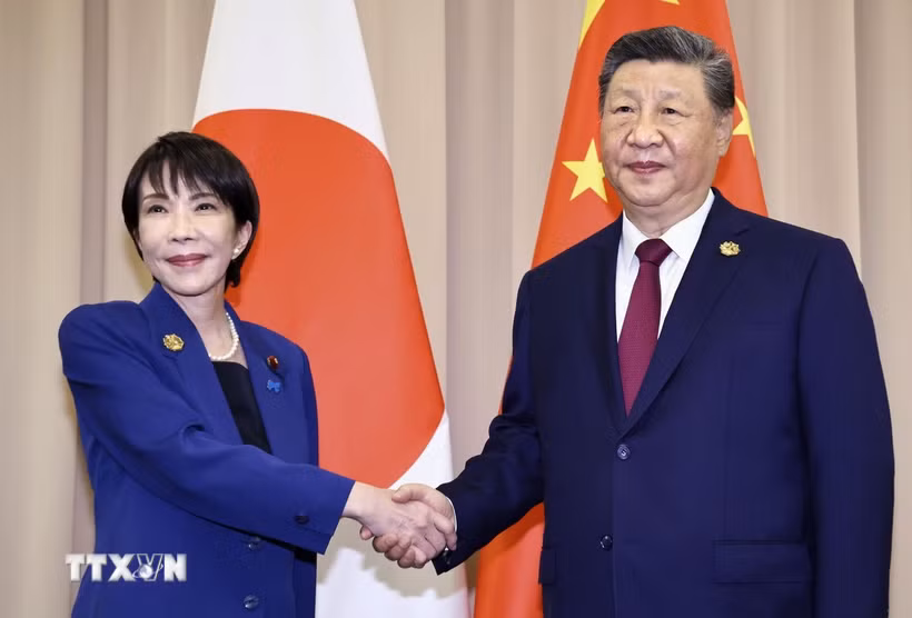 Thủ tướng Nhật Bản Sanae Takaichi (trái) và Chủ tịch Trung Quốc Tập Cận Bình tại cuộc gặp ở Gyeongju, Hàn Quốc. (Ảnh: Kyodo/TTXVN)