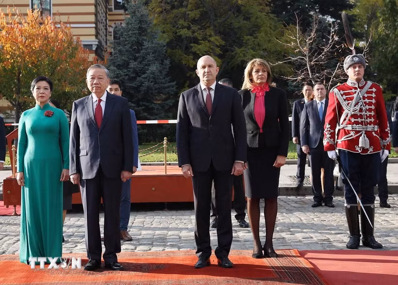 Tổng thống Cộng hòa Bulgaria Rumen Radev và Phu nhân chủ trì Lễ đón Tổng Bí thư Tô Lâm và Phu nhân thăm chính thức Bulgaria. (Ảnh: Thống Nhất/TTXVN)