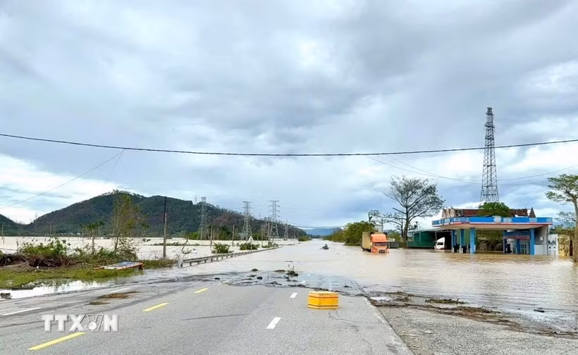 Nước sông Lam dâng cao khiến Quốc lộ 1A bị ngập. (Ảnh: TTXVN phát)