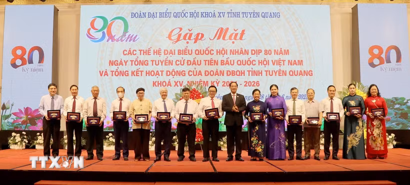 Phó Chủ tịch Quốc hội Trần Quang Phương phát biểu tại buổi gặp mặt. (Ảnh: Hoàng Hải/TTXVN)