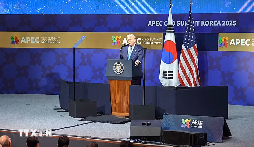 Tổng thống Mỹ Donald Trump có bài phát biểu đặc biệt tại phiên khai mạc APEC CEO Summit. (Ảnh: Khánh Vân/TTXVN)