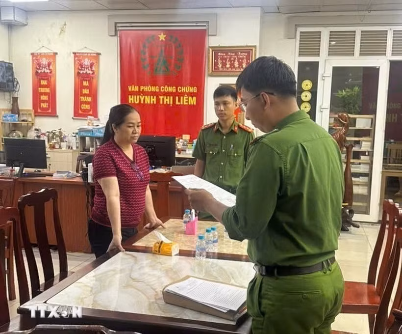 Cơ quan điều tra thi hành lệnh bắt đối với Huỳnh Thị Liêm. (Ảnh: TTXVN phát)