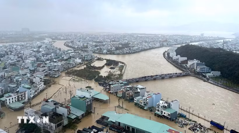 Nhiều khu vực tại phường Quy Nhơn Đông (tỉnh Gia Lai) ngập sâu trong nước. (Ảnh: Quang Thái/TTXVN)