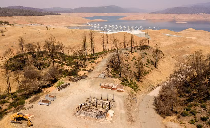 Cảnh khô hạn do nắng nóng kéo dài tại một hồ nước ở California, Mỹ. (Ảnh: AFP/TTXVN)