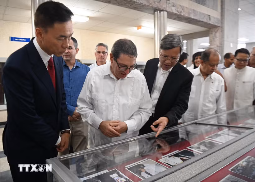Đại sứ Việt Nam tại Cuba Lê Quang Long (thứ 3, từ trái sang) và Bộ trưởng Bruno Rodríguez (thứ 2, từ trái sang) thăm không gian ảnh về quan hệ Việt Nam-Cuba. (Ảnh: Việt Hùng/TTXVN)