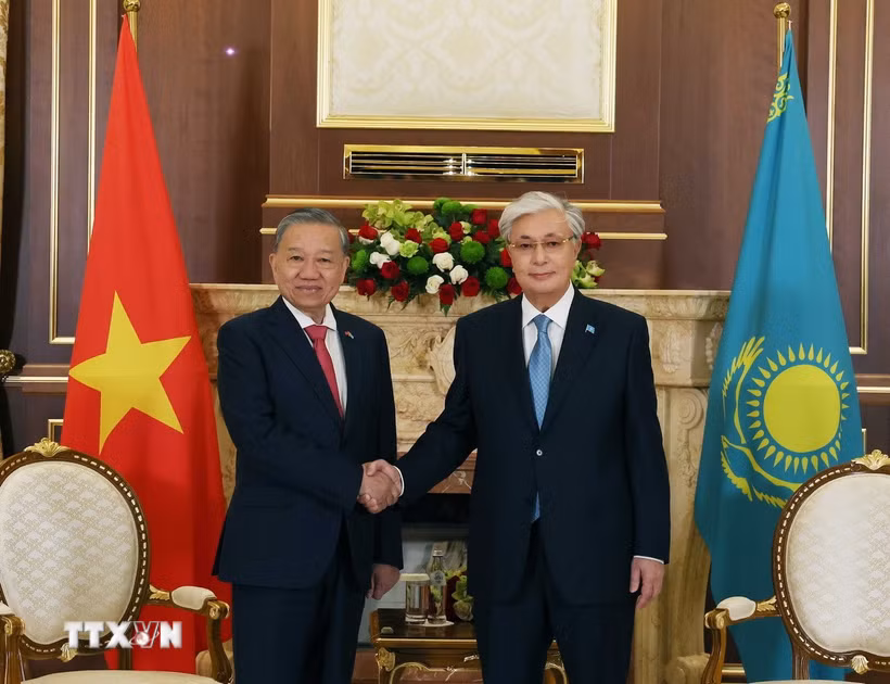 Tổng thống Kazakhstan Kassym-Jomart Tokayev đón Tổng Bí thư Tô Lâm. (Ảnh: Thống Nhất/TTXVN)