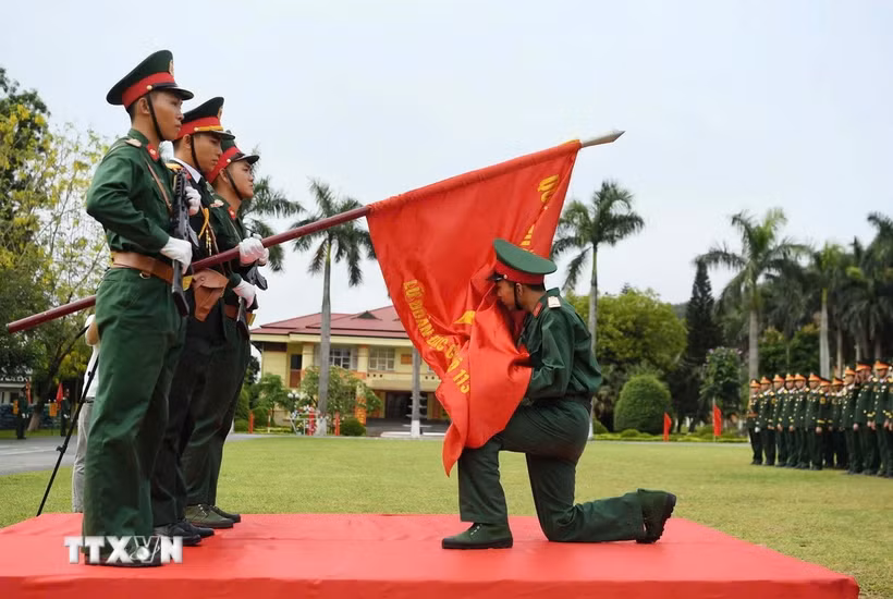 Chiến sỹ mới của Lữ đoàn 113 đặc công hôn Lá cờ Quyết thắng của đơn vị trong lễ tuyên thệ. (Ảnh: Trọng Đức/TTXVN)