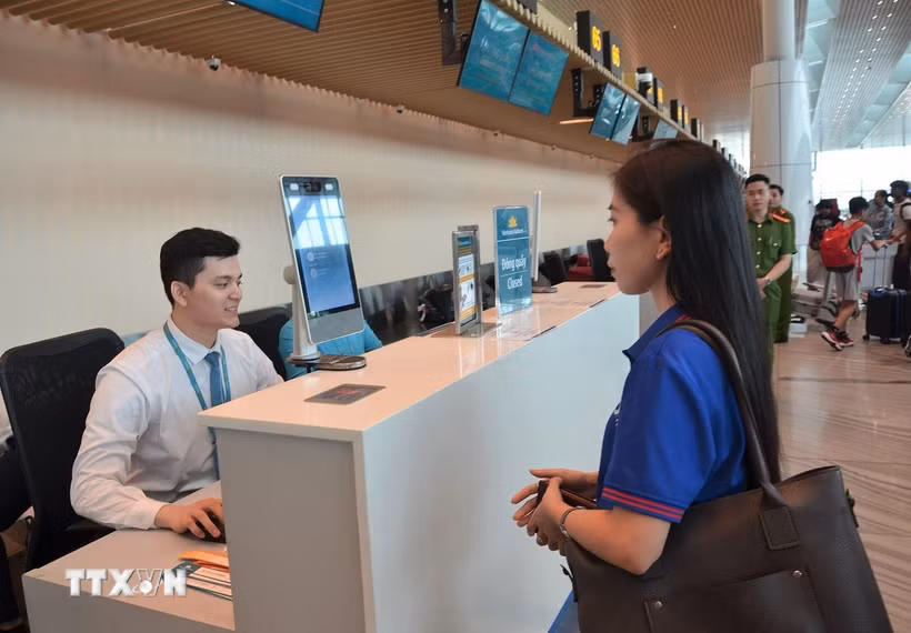Hành khách thực hiện sinh trắc học nhận diện khuôn mặt trong quá trình làm thủ tục. (Ảnh: Linh Sơn/TTXVN)