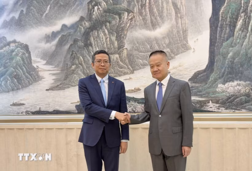 Đại sứ Việt Nam tại Trung Quốc Phạm Thanh Bình (trái) hội kiến Trưởng Ban Liên lạc Đối ngoại Trung ương Đảng Cộng sản Trung Quốc Lưu Hải Tinh. (Ảnh: TTXVN phát)