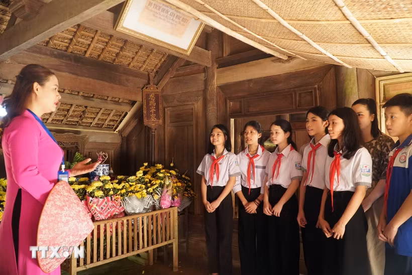 Học sinh tham quan Khu Di tích quốc gia đặc biệt Kim Liên (Nam Đàn, Nghệ An). (Ảnh: Bích Huệ/TTXVN)