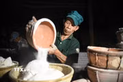 Diêm dân thu sản phẩm muối hầm. (Ảnh: Tường Quân/TTXVN)