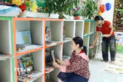 Nhân viên thư viện Trường Phổ thông Dân tộc Bán trú Tiểu học và Trung học cơ sở Thu Lũm chuẩn bị tài liệu phục vụ cho năm học mới. (Ảnh: Quý Trung/TTXVN)
