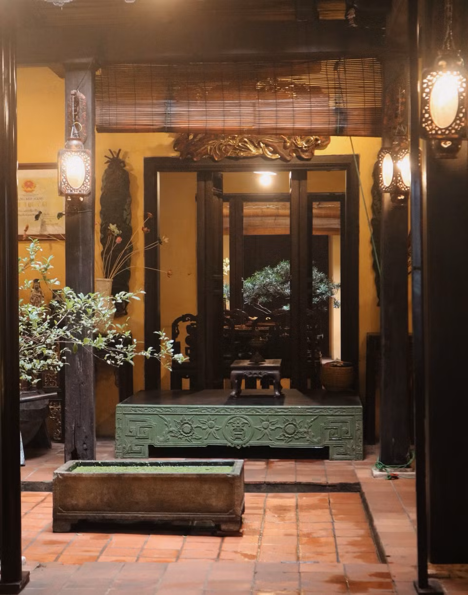 Khoảng sân với nhiều ánh sáng được bày trí thêm các chậu cây tạo cảnh quan môi trường gần gũi với thiên nhiên. (Ảnh: Q.C/Vietnam+)