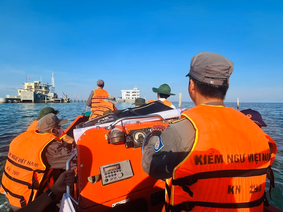 Lực lượng kiểm ngư với trang phục mầu ghi sẫm quen thuộc. (Ảnh: T.G/Vietnam+)