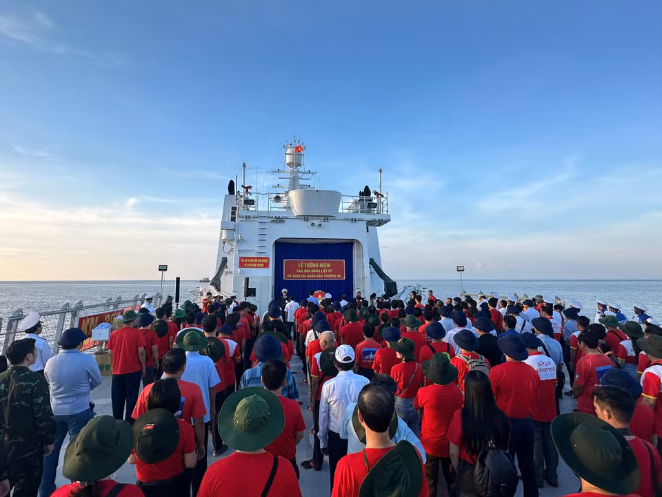 Một buổi Lễ tưởng niệm các Anh hùng liệt sỹ hy sinh trên Quần đảo Trường Sa được tổ chức trên tàu Kiểm ngư KN-290. (Ảnh: T.G/Vietnam+)