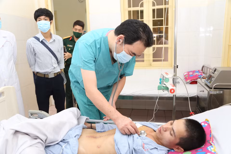 Giáo sư Motoshi Wada kiểm tra sức khoẻ hco bệnh nhân. (Ảnh: PV/Vietnam+)
