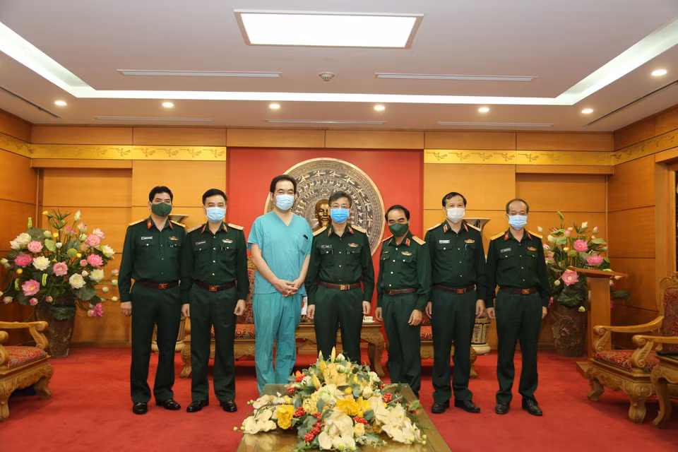 Chuyên gia, giáo sư Motoshi Wada từ Bệnh viện Đại học Tohoku (Nhật Bản) sang hỗ trợ. (Ảnh: PV/Vietnam+)