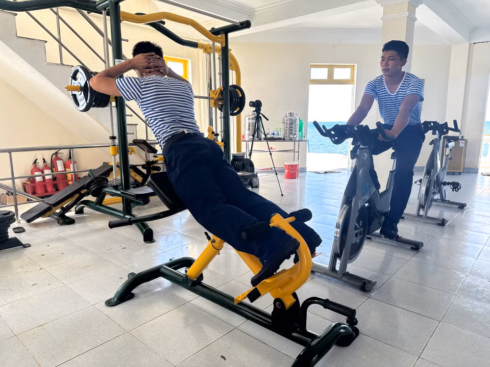 Các chiến sĩ trên đảo Đá Tây C luyện tập thể thao hàng ngày. (Ảnh: Thùy Giang/Vietnam+)