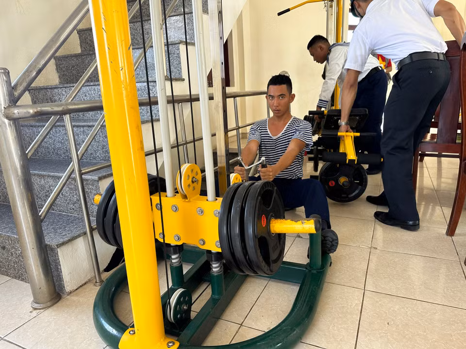 Các chiến sĩ Đảo Len Đao tập thể thao. (Ảnh: Thùy Giang/Vietnam+)