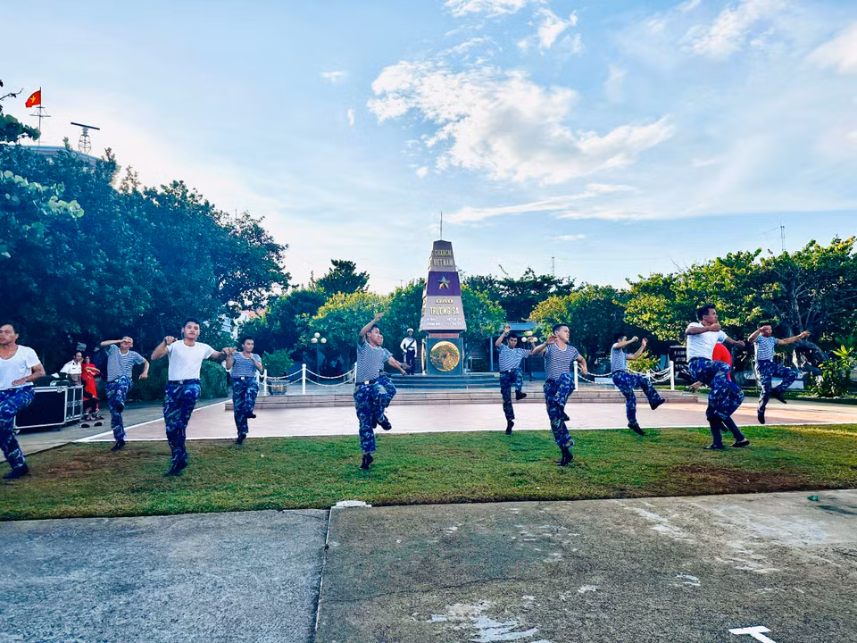 Cán bộ, chiến sỹ trên các đảo ở quần đảo Trường Sa tích cực rèn luyện thể dục, thể thao. (Ảnh: Thùy Giang/Vietnam+)
