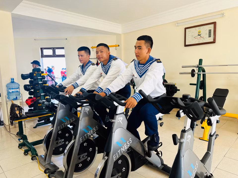 Không đủ đầy như ở đất liền nhưng những phòng tập Gym trên Đảo Len Đao cũng được trang bị tương đối đầy đủ. (Ảnh: Thùy Giang/Vietnam+)