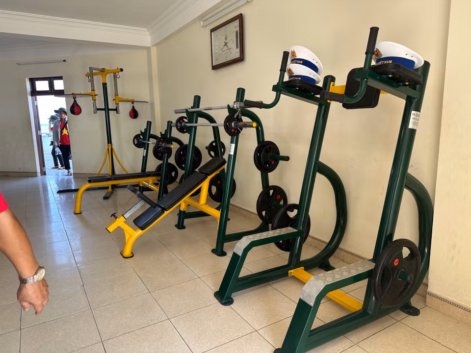 Hiện nay, tất cả các điểm đảo ở Trường Sa đều đã được đầu tư, trang bị nhiều loại dụng cụ thể thao, tạo điều kiện cho cán bộ chiến sỹ rèn luyện sức khỏe. (Ảnh: Thùy Giang/Vietnam+)
