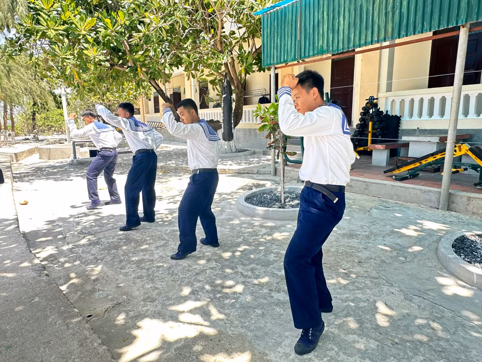 Ở nơi đầu sóng ngọn gió, các chiến sỹ của Hải quân nhân dân Việt Nam khỏe khoắn, dạn dầy nắng gió, vui tươi, tràn đầy lạc quan yêu đời, yêu Tổ quốc. (Ảnh: Thùy Giang/Vietnam+)