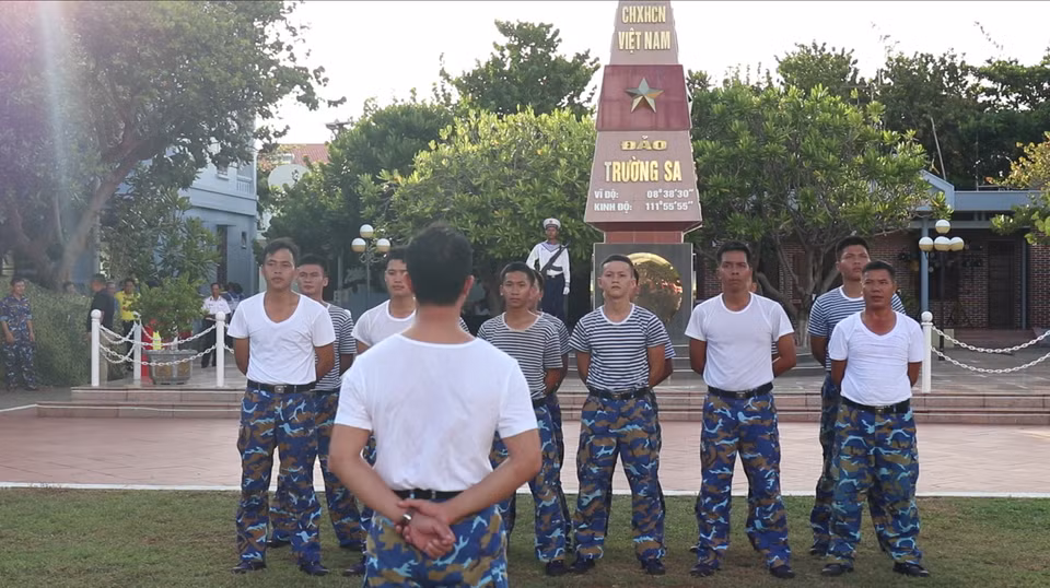 Không chỉ mục đích tăng cường sức khỏe, thể lực mà các hoạt động thể thao còn góp phần gắn kết tình cảm đồng đội. (Ảnh: Minh Anh/Vietnam+)