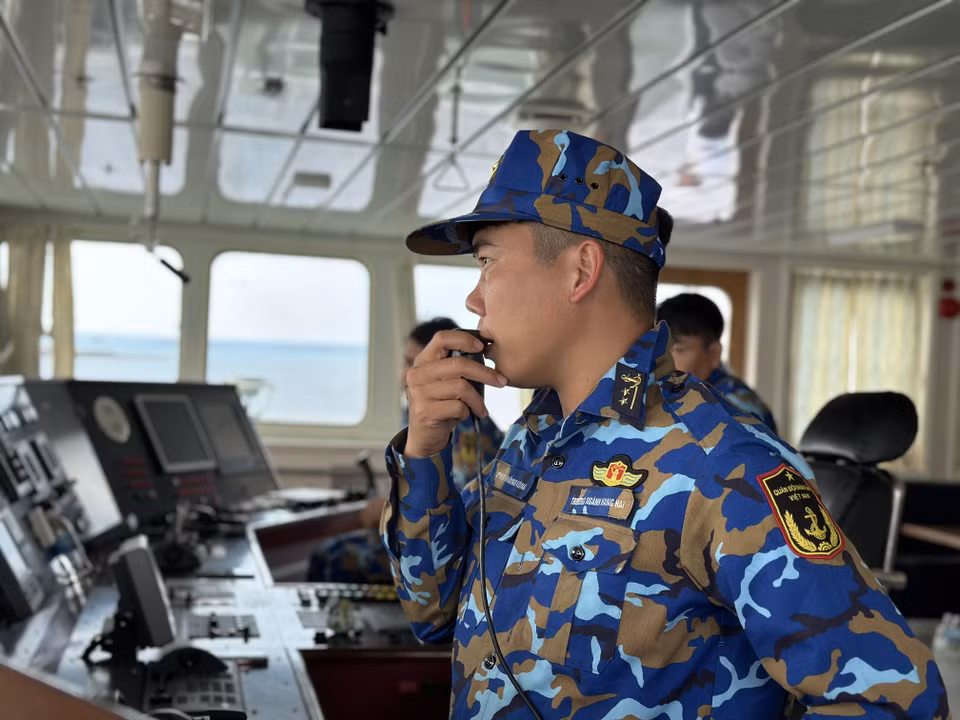 Trưởng ngành Hàng hải Phạm Hồng Kông cho hay căn cứ vào mệnh lệnh, kế hoạch của trên; cấp ủy, chỉ huy tàu luôn xác định trước những công việc, tình huống sẽ diễn ra để hoàn thiện các kế hoạch. (Ảnh: Thùy Giang/Vietnam+)