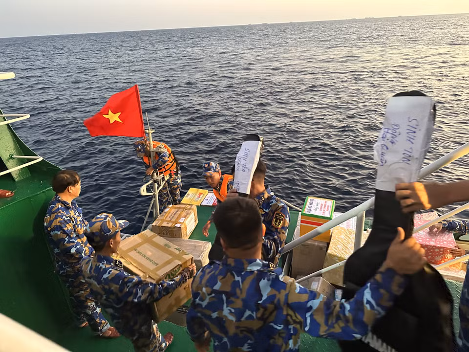 Chỉ trong thời gian ngắn, những chiếc ca nô đã chất đầy hàng quà tặng để vào đảo. (Ảnh: Thùy Giang/Vietnam+)