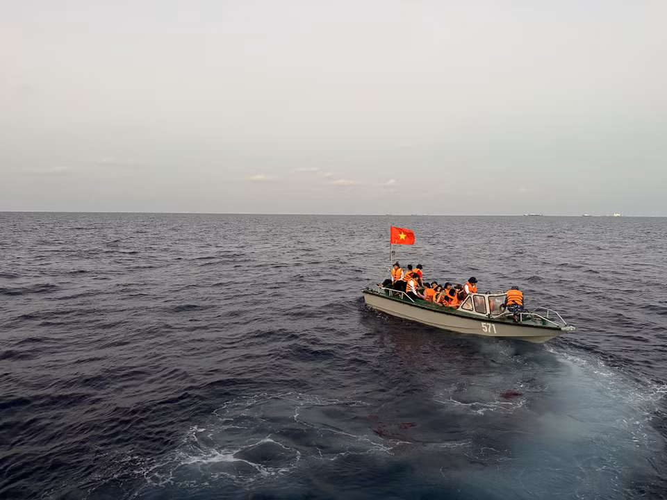 Sau những chuyến hàng là các đoàn công tác vào đảo. (Ảnh: Thùy Giang/Vietnam+)