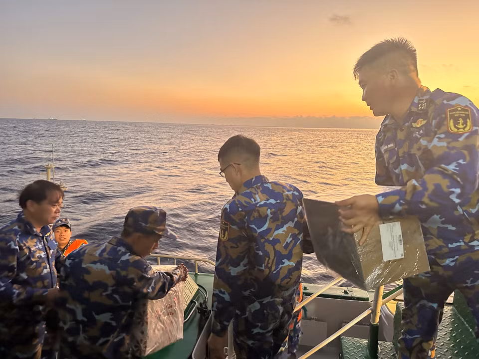 Công việc bắt đầu khi bình minh bắt đầu ló rạng trên biển. (Ảnh: Thùy Giang/Vietnam+)