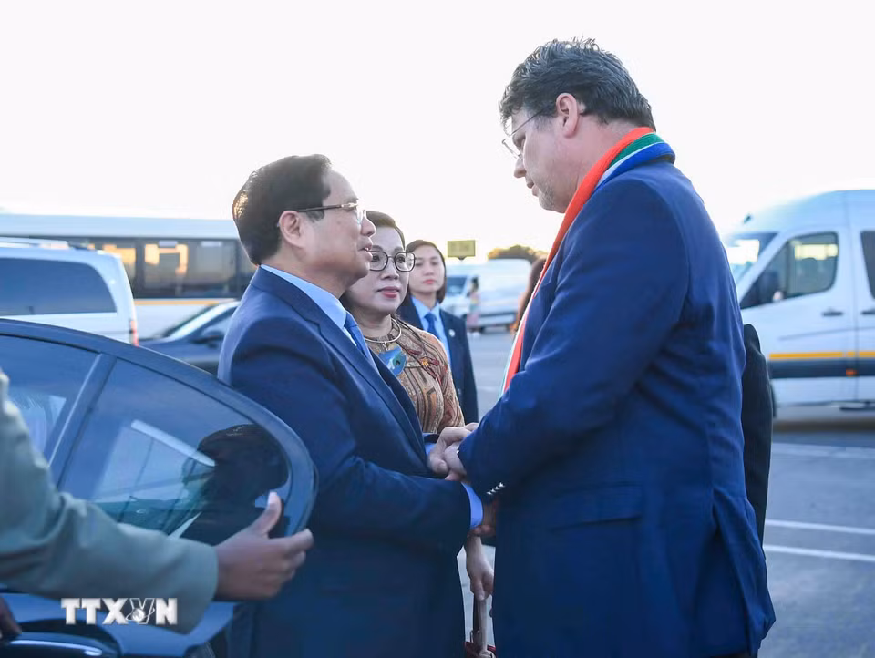 Lễ tiễn Thủ tướng Phạm Minh Chính và Phu nhân kết thúc chuyến tham dự Hội nghị Thượng đỉnh G20 tại Nam Phi. (Ảnh: Dương Giang/TTXVN)