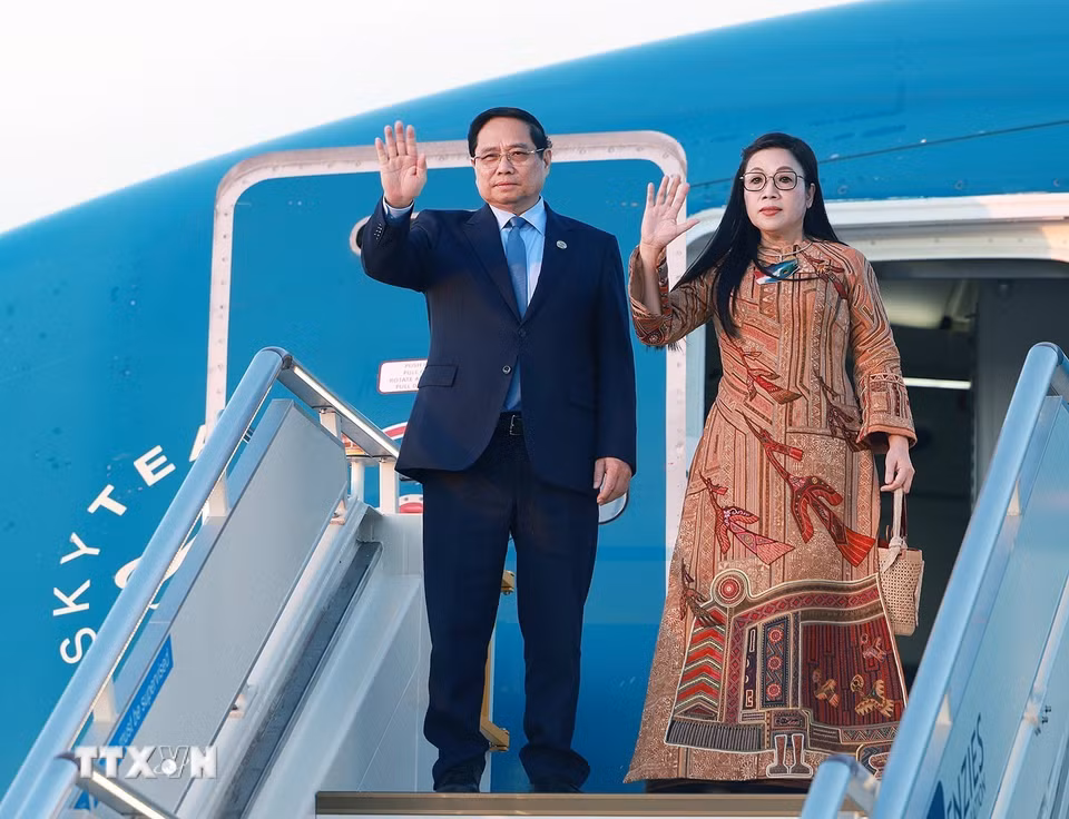 Thủ tướng Phạm Minh Chính và Phu nhân kết thúc chuyến tham dự Hội nghị Thượng đỉnh G20 tại Nam Phi. (Ảnh: Dương Giang/TTXVN)